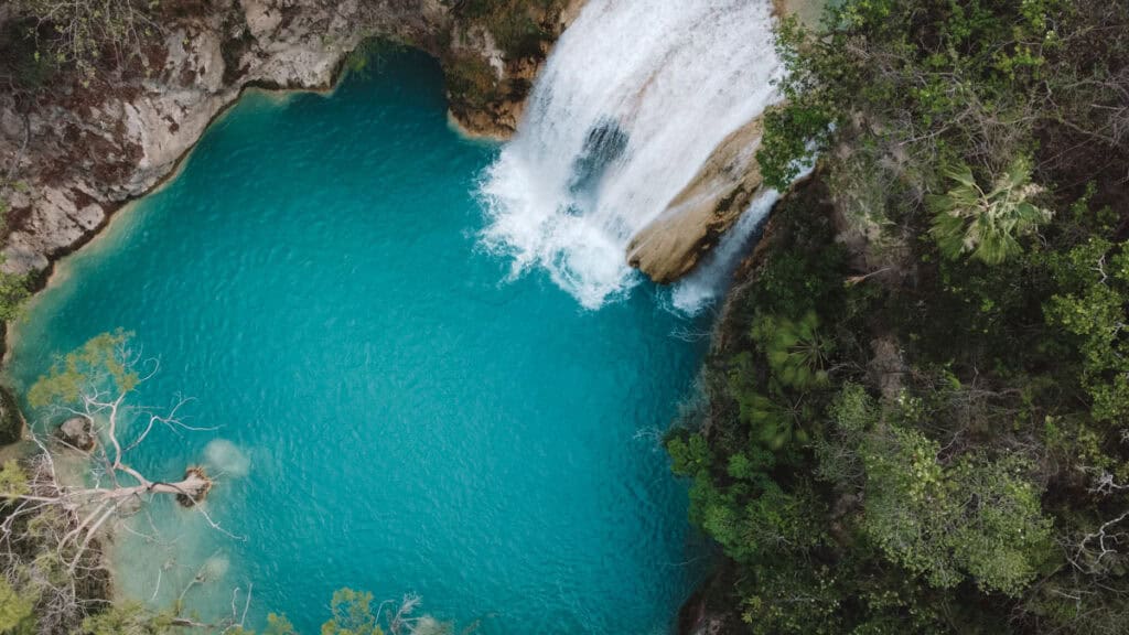 Cascadas El Chiflon: Without a Tour + Overnight Stay 26 A breathtaking aerial view of the turquoise pools and flowing waterfalls of Cascadas El Chiflon, surrounded by dense green forest and rugged rock formations.