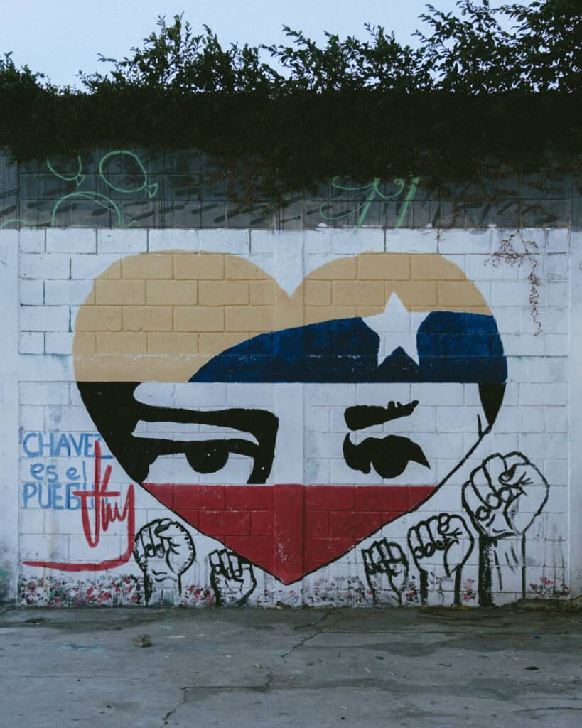 Nicaragua Travel Guide: Land of Lakes and Volcanoes 29 A heart-shaped mural in León, Nicaragua, featuring a stylized face with the text "Chavez es el pueblo," alongside raised fists symbolizing solidarity.