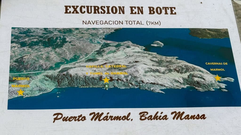 How to Visit the Marble Caves in Chile: Worth the Journey? 8 Map of a boat excursion route in Puerto Mármol, Bahía Mansa, Chile, highlighting a 7-kilometer navigation path. Key landmarks are marked with yellow stars and labeled: Puerto Mármol, Capilla, Catedral y Túnel de Mármol, and Cavernas de Mármol along the mountainous shoreline of the lake near Puerto Río Tranquilo.